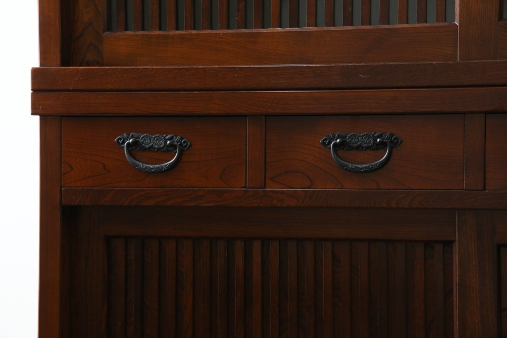 中古　欅(ケヤキ)材　鋲打ちデザインの格子戸と金具の意匠が魅力の水屋箪笥サイドボード　(R-086217)