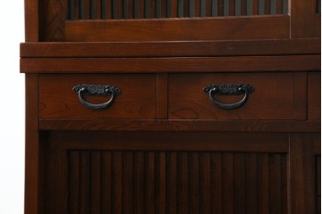 中古　欅(ケヤキ)材　鋲打ちデザインの格子戸と金具の意匠が魅力の水屋箪笥サイドボード　(R-086217)