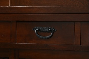 中古　欅(ケヤキ)材　鋲打ちデザインの格子戸と金具の意匠が魅力の水屋箪笥サイドボード　(R-086217)