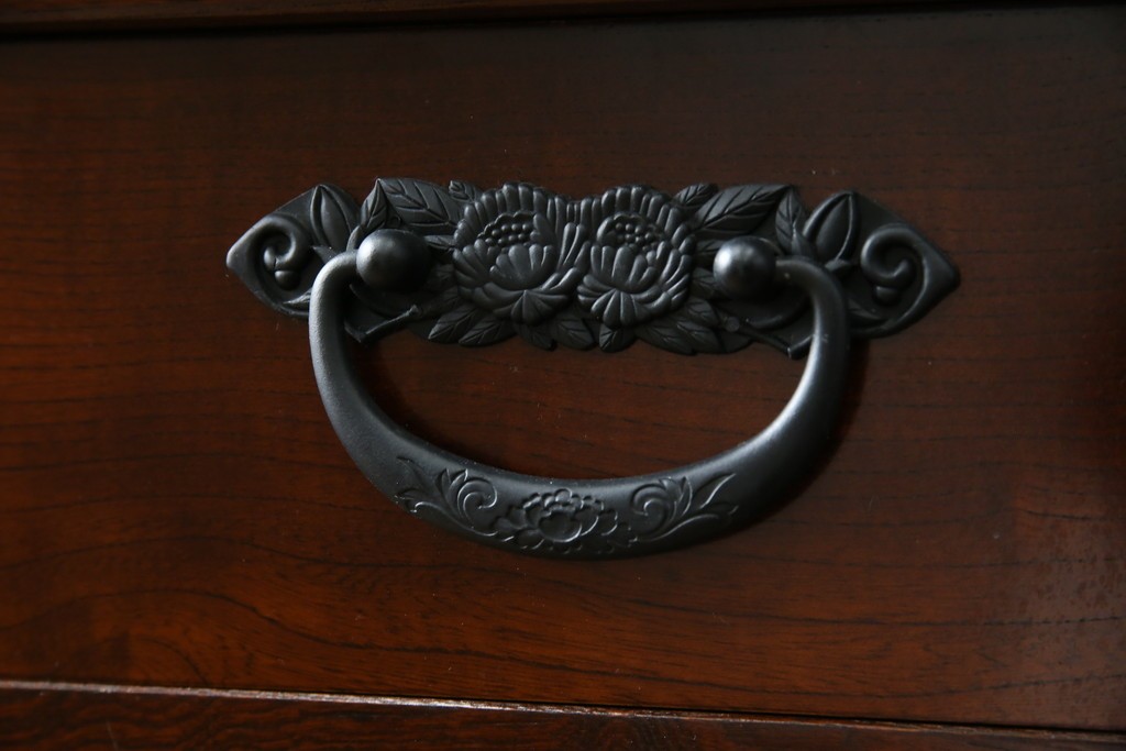 中古　欅(ケヤキ)材　鋲打ちデザインの格子戸と金具の意匠が魅力の水屋箪笥サイドボード　(R-086217)