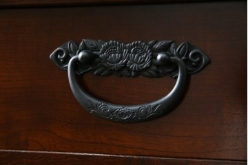 中古　欅(ケヤキ)材　鋲打ちデザインの格子戸と金具の意匠が魅力の水屋箪笥サイドボード　(R-086217)