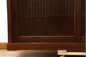 中古　欅(ケヤキ)材　鋲打ちデザインの格子戸と金具の意匠が魅力の水屋箪笥サイドボード　(R-086217)