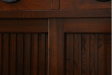 中古　欅(ケヤキ)材　鋲打ちデザインの格子戸と金具の意匠が魅力の水屋箪笥サイドボード　(R-086217)