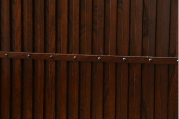 中古　欅(ケヤキ)材　鋲打ちデザインの格子戸と金具の意匠が魅力の水屋箪笥サイドボード　(R-086217)