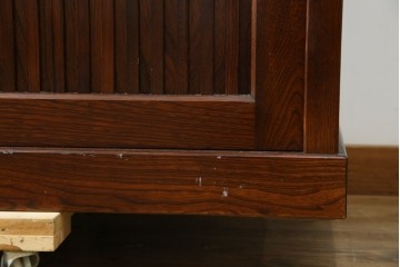 中古　欅(ケヤキ)材　鋲打ちデザインの格子戸と金具の意匠が魅力の水屋箪笥サイドボード　(R-086217)