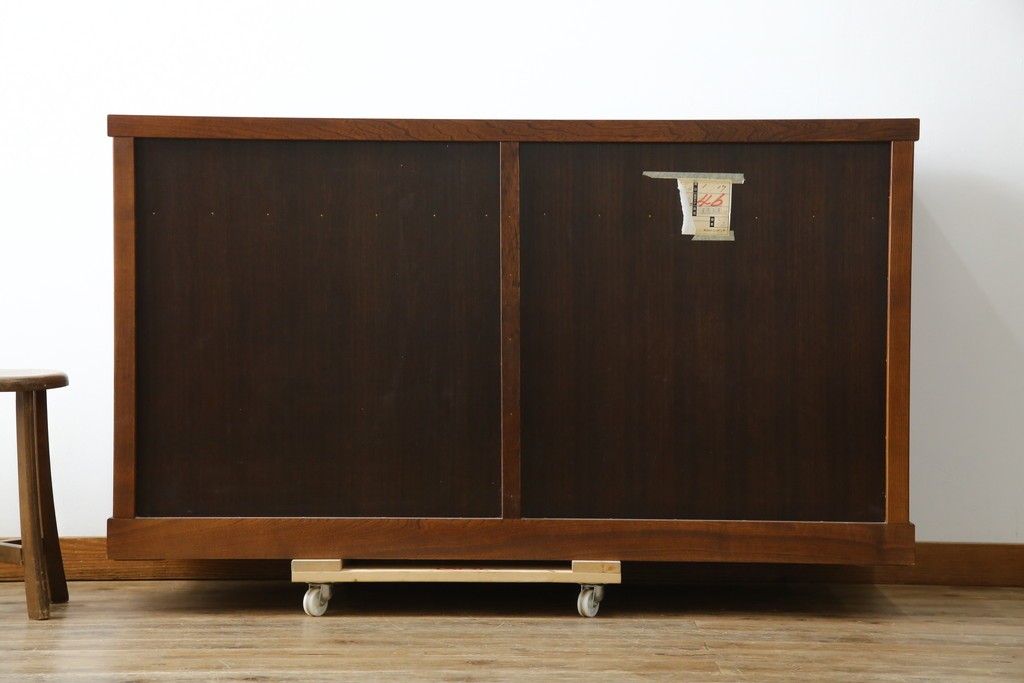 中古　欅(ケヤキ)材　鋲打ちデザインの格子戸と金具の意匠が魅力の水屋箪笥サイドボード　(R-086217)