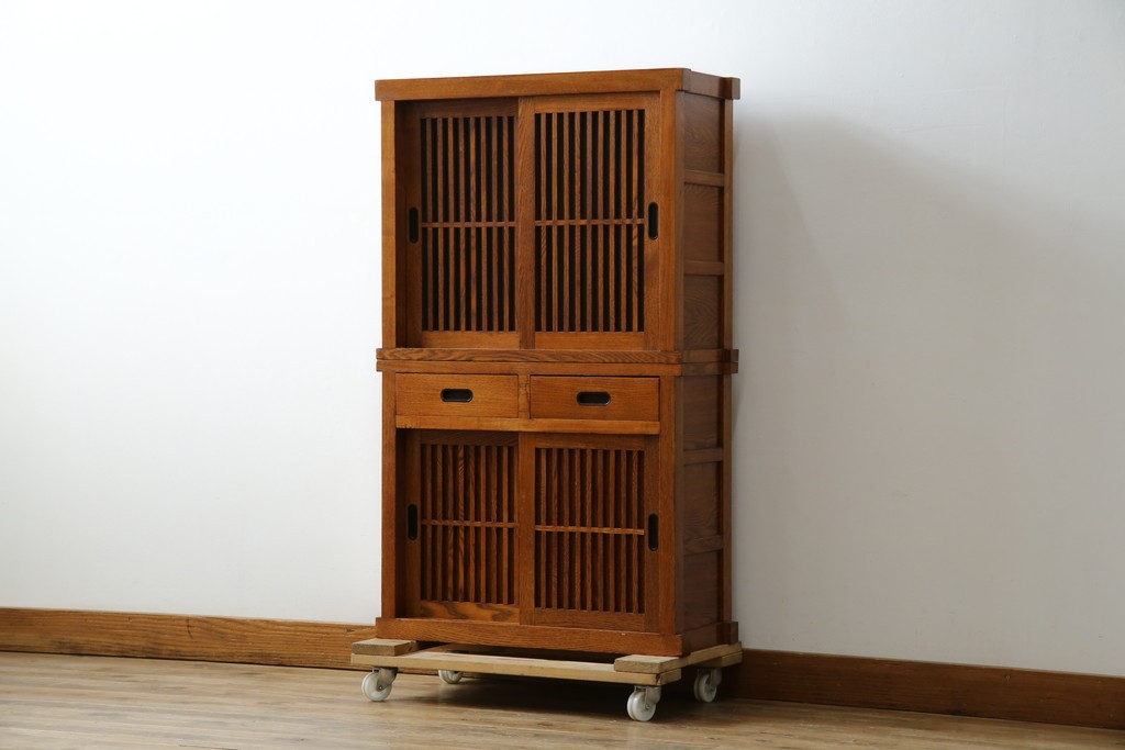 中古　美品　楡(ニレ)材　すっきりとした格子引き戸の小振りな水屋箪笥　(R-086218)