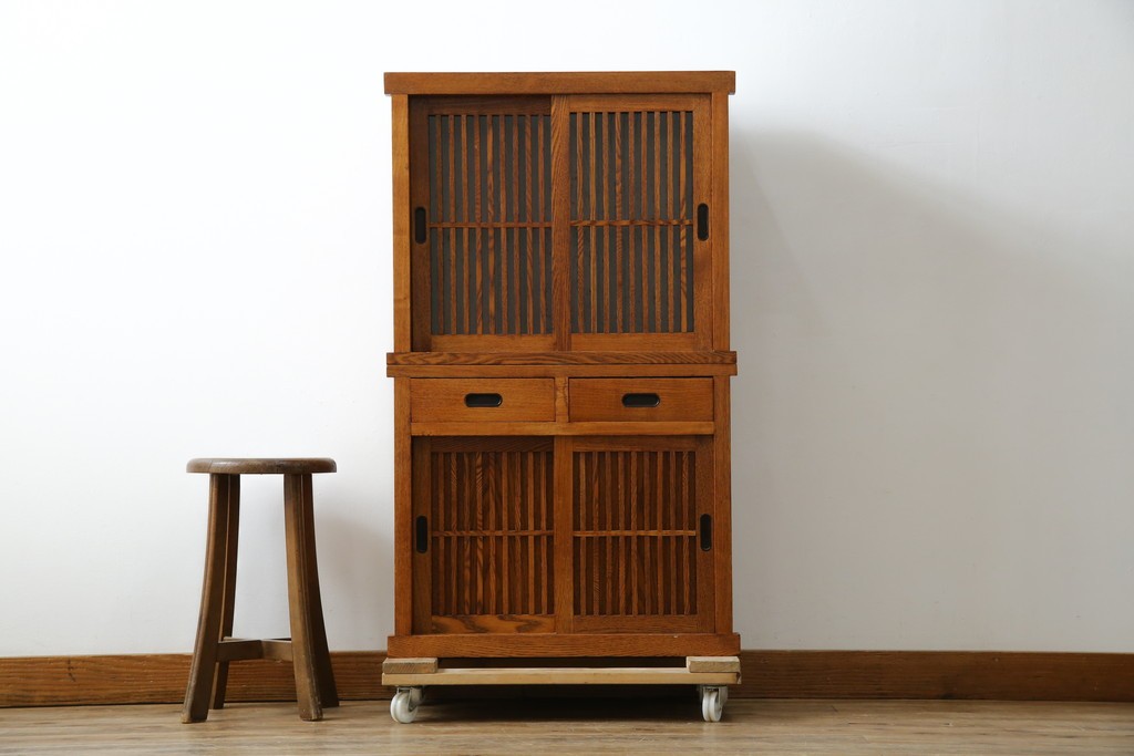 中古　美品　楡(ニレ)材　すっきりとした格子引き戸の小振りな水屋箪笥　(R-086218)