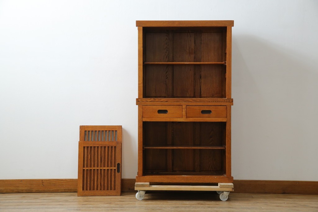 中古　美品　楡(ニレ)材　すっきりとした格子引き戸の小振りな水屋箪笥　(R-086218)