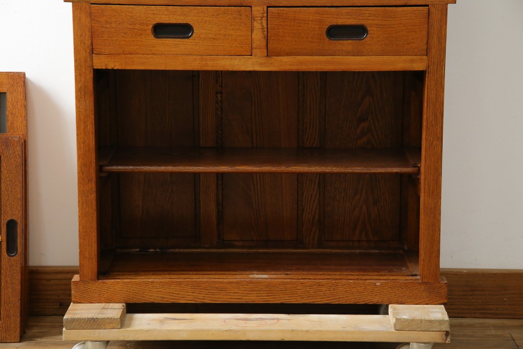 中古　美品　楡(ニレ)材　すっきりとした格子引き戸の小振りな水屋箪笥　(R-086218)