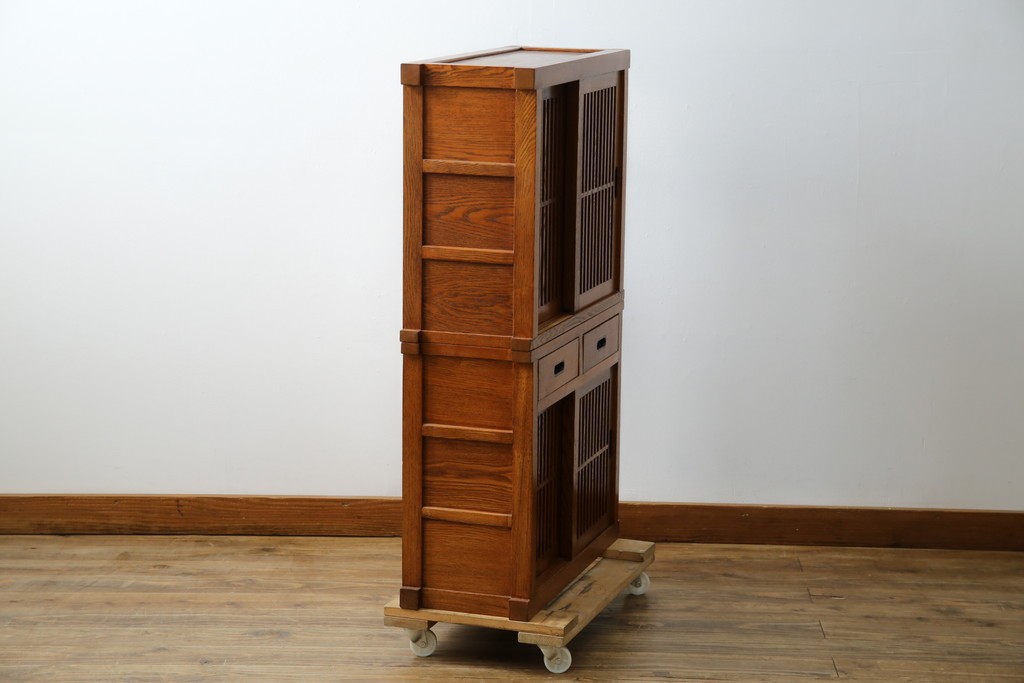 中古　美品　楡(ニレ)材　すっきりとした格子引き戸の小振りな水屋箪笥　(R-086218)