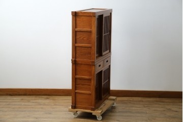 中古　美品　楡(ニレ)材　すっきりとした格子引き戸の小振りな水屋箪笥　(R-086218)