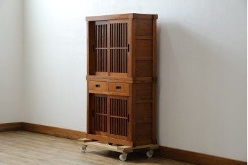 中古　美品　楡(ニレ)材　すっきりとした格子引き戸の小振りな水屋箪笥　(R-086218)