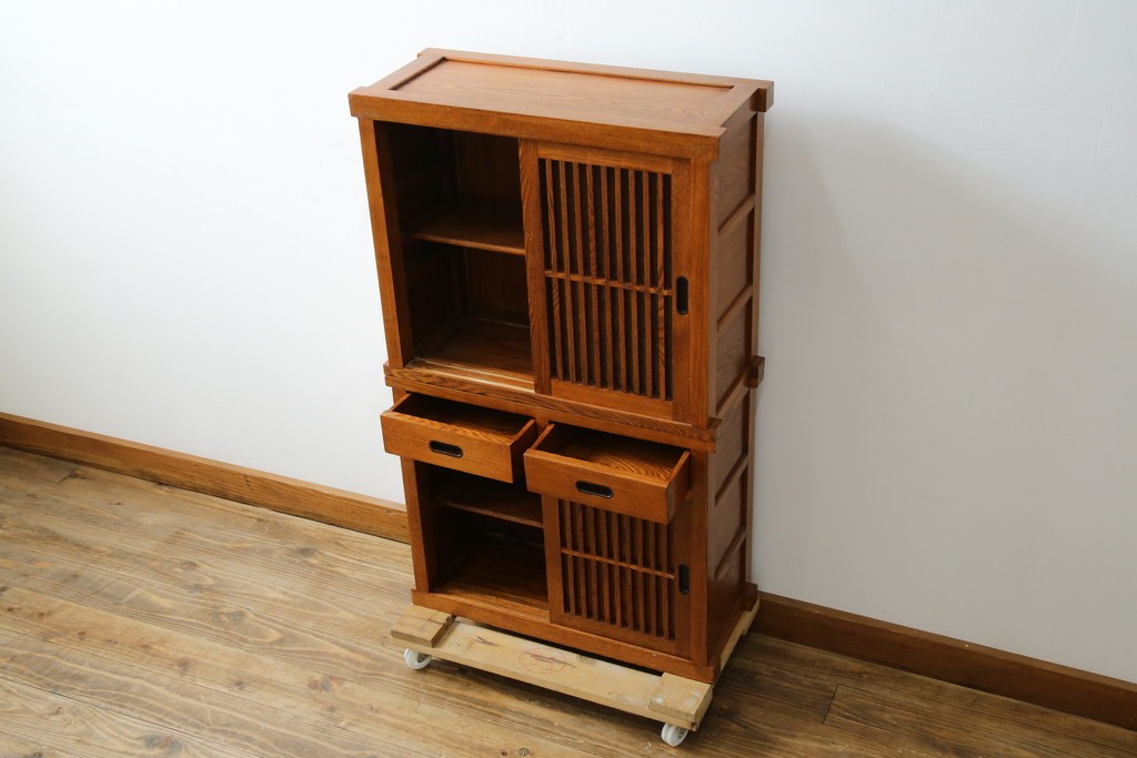 中古　美品　楡(ニレ)材　すっきりとした格子引き戸の小振りな水屋箪笥　(R-086218)