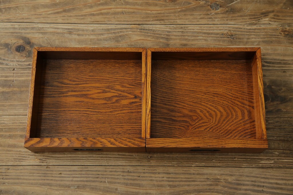 中古　美品　楡(ニレ)材　すっきりとした格子引き戸の小振りな水屋箪笥　(R-086218)