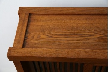 中古　美品　楡(ニレ)材　すっきりとした格子引き戸の小振りな水屋箪笥　(R-086218)