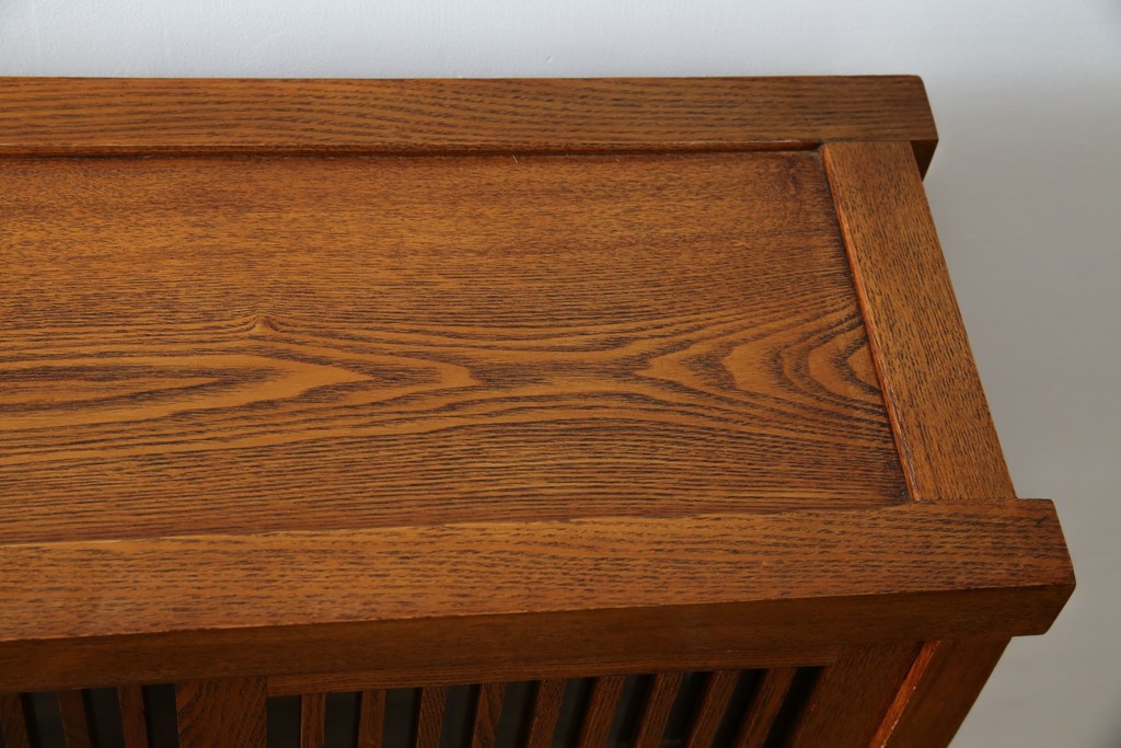 中古　美品　楡(ニレ)材　すっきりとした格子引き戸の小振りな水屋箪笥　(R-086218)