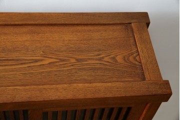 中古　美品　楡(ニレ)材　すっきりとした格子引き戸の小振りな水屋箪笥　(R-086218)