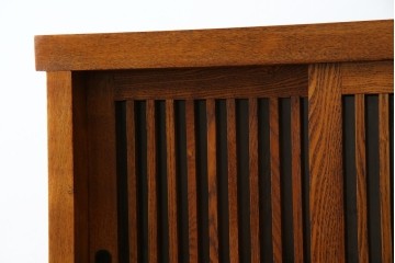 中古　美品　楡(ニレ)材　すっきりとした格子引き戸の小振りな水屋箪笥　(R-086218)