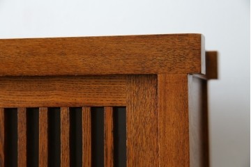 中古　美品　楡(ニレ)材　すっきりとした格子引き戸の小振りな水屋箪笥　(R-086218)