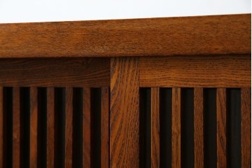 中古　美品　楡(ニレ)材　すっきりとした格子引き戸の小振りな水屋箪笥　(R-086218)