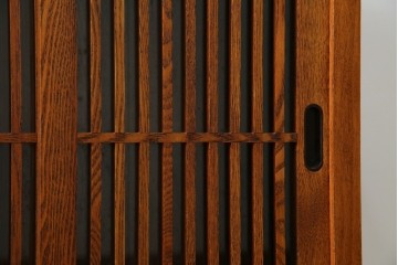 中古　美品　楡(ニレ)材　すっきりとした格子引き戸の小振りな水屋箪笥　(R-086218)