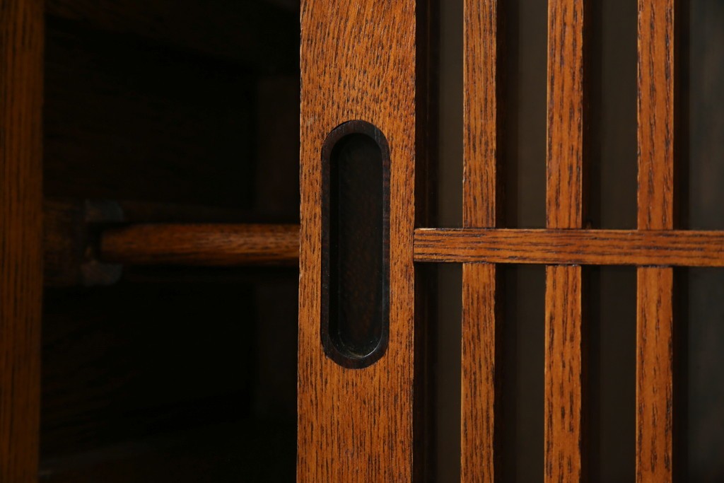 中古　美品　楡(ニレ)材　すっきりとした格子引き戸の小振りな水屋箪笥　(R-086218)