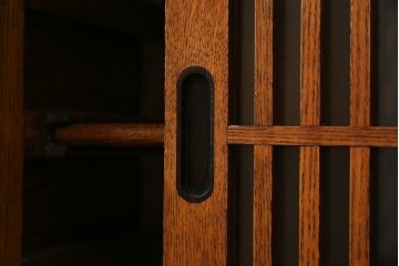 中古　美品　楡(ニレ)材　すっきりとした格子引き戸の小振りな水屋箪笥　(R-086218)