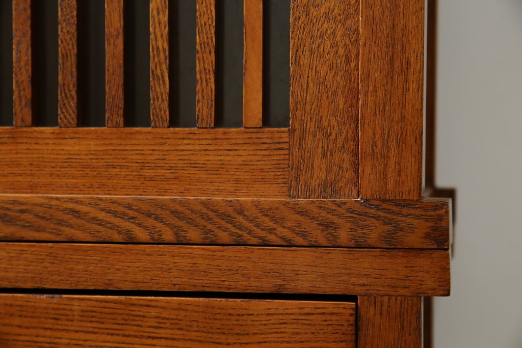 中古　美品　楡(ニレ)材　すっきりとした格子引き戸の小振りな水屋箪笥　(R-086218)