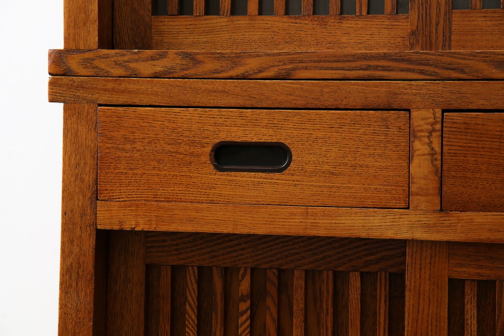 中古　美品　楡(ニレ)材　すっきりとした格子引き戸の小振りな水屋箪笥　(R-086218)