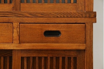 中古　美品　楡(ニレ)材　すっきりとした格子引き戸の小振りな水屋箪笥　(R-086218)