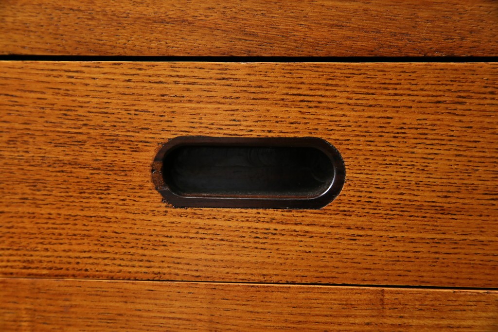 中古　美品　楡(ニレ)材　すっきりとした格子引き戸の小振りな水屋箪笥　(R-086218)