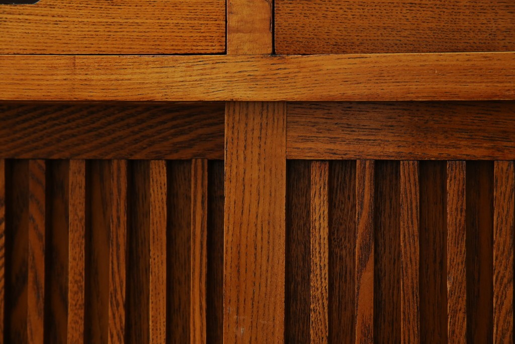 中古　美品　楡(ニレ)材　すっきりとした格子引き戸の小振りな水屋箪笥　(R-086218)