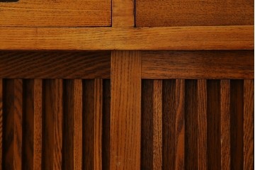 中古　美品　楡(ニレ)材　すっきりとした格子引き戸の小振りな水屋箪笥　(R-086218)