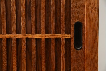 中古　美品　楡(ニレ)材　すっきりとした格子引き戸の小振りな水屋箪笥　(R-086218)