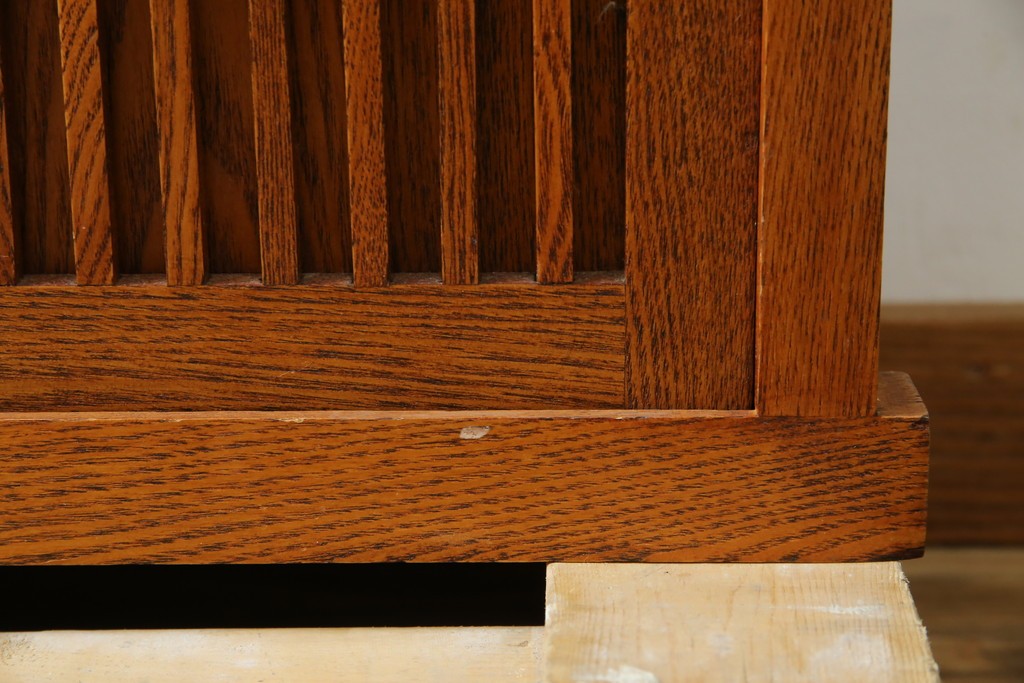 中古　美品　楡(ニレ)材　すっきりとした格子引き戸の小振りな水屋箪笥　(R-086218)