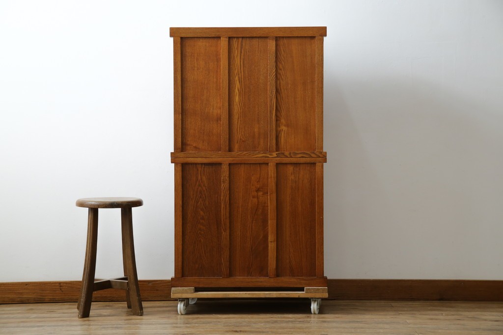 中古　美品　楡(ニレ)材　すっきりとした格子引き戸の小振りな水屋箪笥　(R-086218)