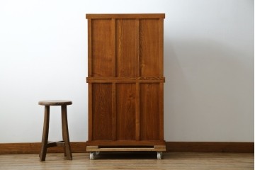 中古　美品　楡(ニレ)材　すっきりとした格子引き戸の小振りな水屋箪笥　(R-086218)