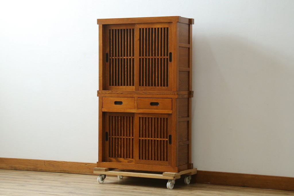 中古　美品　楡(ニレ)材　すっきりとした格子引き戸の小振りな水屋箪笥　(R-086218)