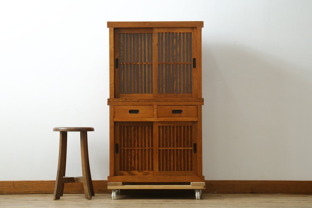 中古　美品　楡(ニレ)材　すっきりとした格子引き戸の小振りな水屋箪笥　(R-086218)