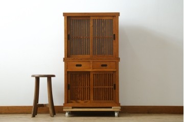 中古　美品　楡(ニレ)材　すっきりとした格子引き戸の小振りな水屋箪笥　(R-086218)