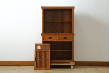 中古　美品　楡(ニレ)材　すっきりとした格子引き戸の小振りな水屋箪笥　(R-086218)