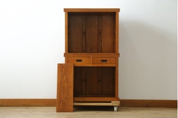 中古　美品　楡(ニレ)材　すっきりとした格子引き戸の小振りな水屋箪笥　(R-086218)