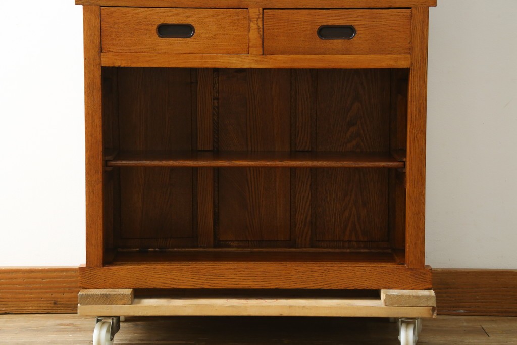 中古　美品　楡(ニレ)材　すっきりとした格子引き戸の小振りな水屋箪笥　(R-086218)