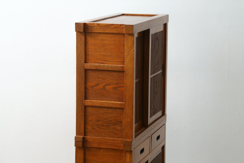 中古　美品　楡(ニレ)材　すっきりとした格子引き戸の小振りな水屋箪笥　(R-086218)