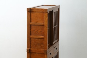 中古　美品　楡(ニレ)材　すっきりとした格子引き戸の小振りな水屋箪笥　(R-086218)