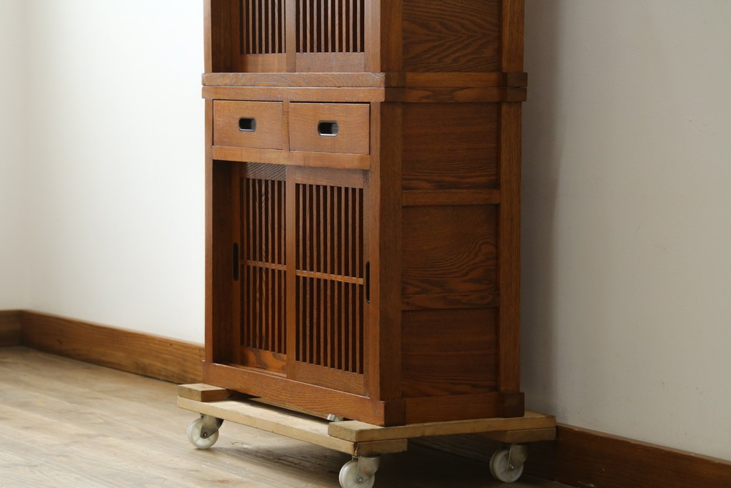 中古　美品　楡(ニレ)材　すっきりとした格子引き戸の小振りな水屋箪笥　(R-086218)