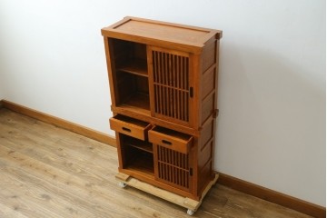 中古　美品　楡(ニレ)材　すっきりとした格子引き戸の小振りな水屋箪笥　(R-086218)