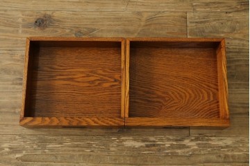 中古　美品　楡(ニレ)材　すっきりとした格子引き戸の小振りな水屋箪笥　(R-086218)
