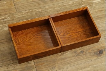 中古　美品　楡(ニレ)材　すっきりとした格子引き戸の小振りな水屋箪笥　(R-086218)